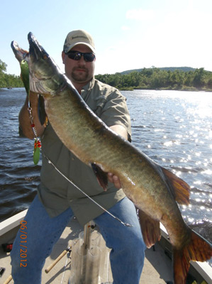 Todd Zakrzewski with a nice Wisconsin River musky